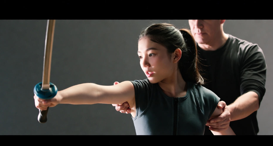 Maisie Williams training with a Needle replica under stunt coordinator guidance.